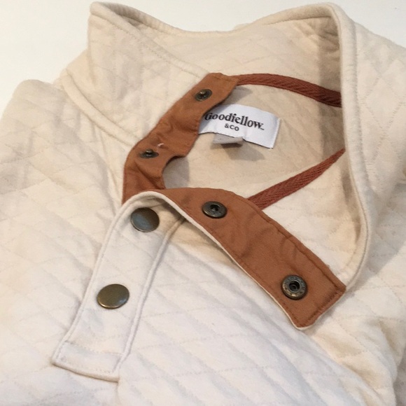 Men’s Three Button Sweater - Picture 4 of 5